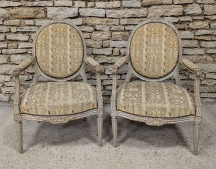 PAR de SILLONES «a la Reina» con respaldo en forma