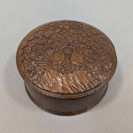 CAJA REDONDA de madera de Santa Lucía. La tapa est