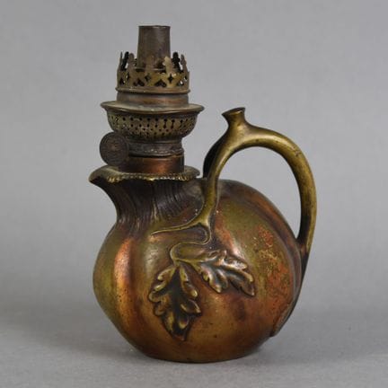 LÁMPARA de petróleo con cuerpo de bronce patinado 