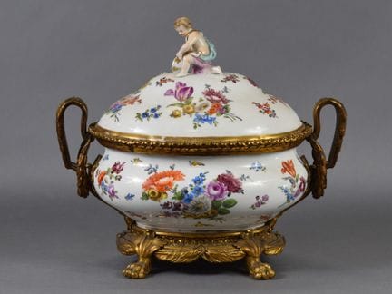 JARRA DE PORCELANA y bronce cincelado y dorado. La