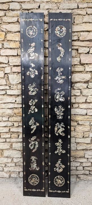 中国南方或越南
两块大型硬木立式镶板，饰有蝴蝶、动物、龙和蝙蝠的浮雕图案。
（有缺损和裂缝）
约19