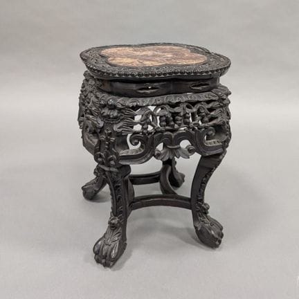 CHINA
Sillón de forma cuadrilobulada, de madera ri