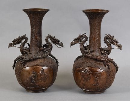 JAPÓN
Par de jarrones de cuello alto y polilobulad