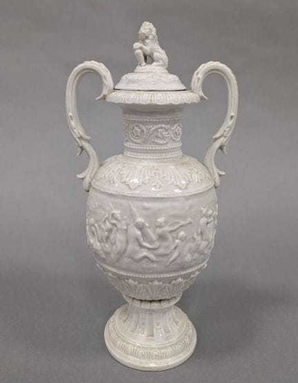 CAPODIMONTE
Jarrón con tapa sobre pedestal, de por