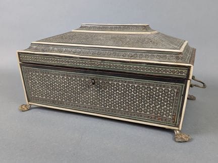 CAJA DE BORDADO rectangular de madera de sándalo. 