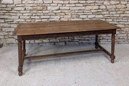 Mesa rectangular de roble, con patas torneadas uni