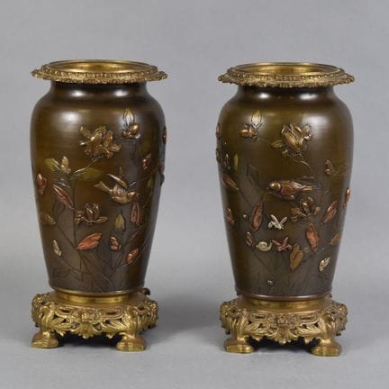 JAPÓN
Par de jarrones de bronce patinado con decor