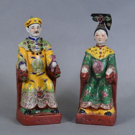 CHINA 
Pareja de dignatarios en su trono de porcel
