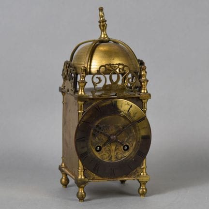 RELOJ tipo linterna o péndulo «capucina» de latón 