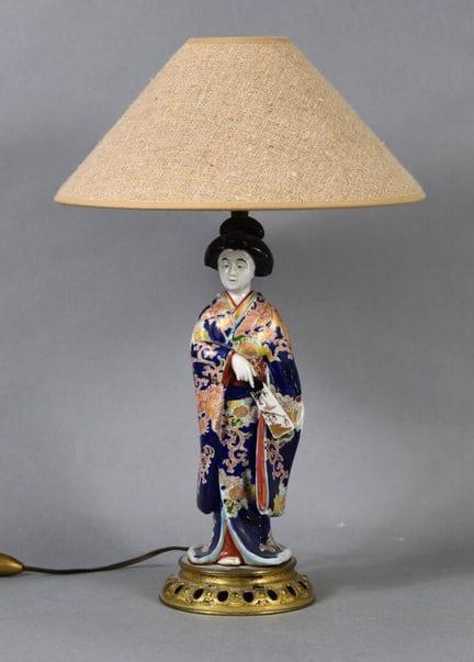LÁMPARA de porcelana con armazón de metal dorado. 