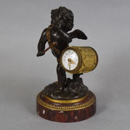 RELOJ DE MESA de bronce patinado y dorado que repr