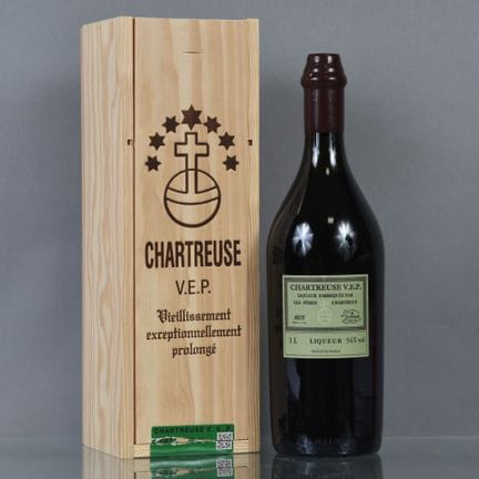 1 瓶 CHARTREUSE VERTE VEP（超长陈酿）2025，木箱装（100 毫升）。
（标