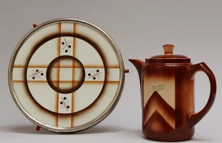 BUNZLAU - CERÁMICA: plato para tartas y jarra. A) 