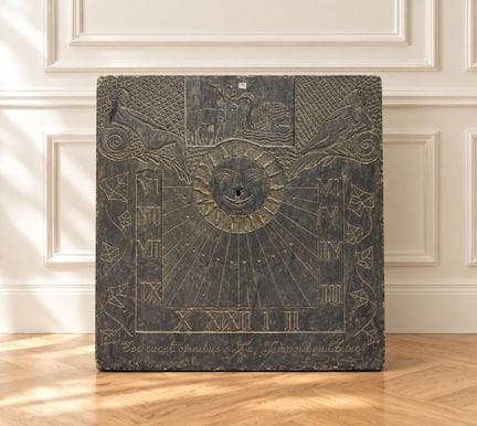 Um 1920
Sonnenuhr aus Schiefer mit einer Sonne in 