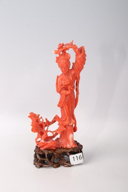 CHINA, 20. Jahrhundert 
Kleine Korallenfigur, die 