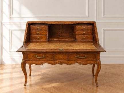Bureau scriban en bois fruitier ouvrant à un abatt