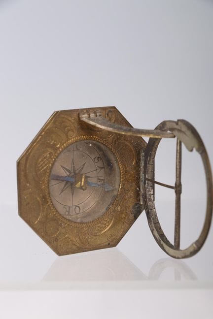 Orologio solare portatile in ottone inciso, di for