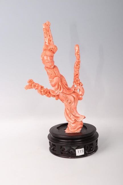Figurengruppe aus rosa Koralle, die eine Frühlings