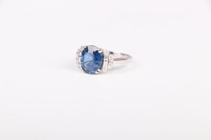 ANELLO IN ORO GRIGIO 3,9 GR ZAFFIRO 3,53 CT CERTIF