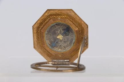 Orologio solare portatile in ottone inciso, di for