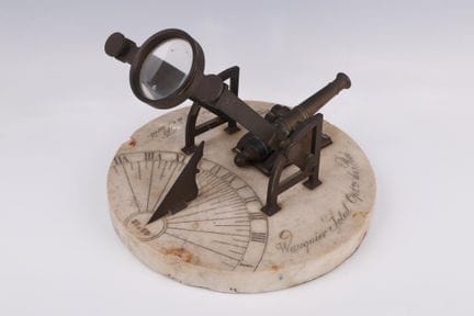 Orologio solare detto “Canon de Midi” in marmo bia