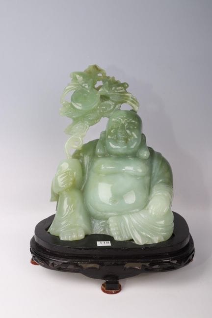 CHINA, 20. Jahrhundert 
Buddha aus grünem Hartstei