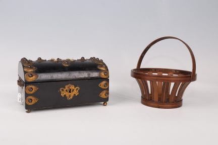 Set composto da 
- una scatola in legno annerito c