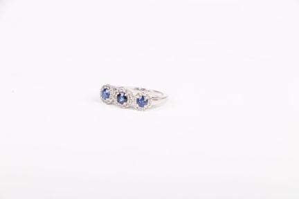 ANELLO IN ORO GRIGIO 3,5 GR CON 3 ZAFIRI A CORONA
