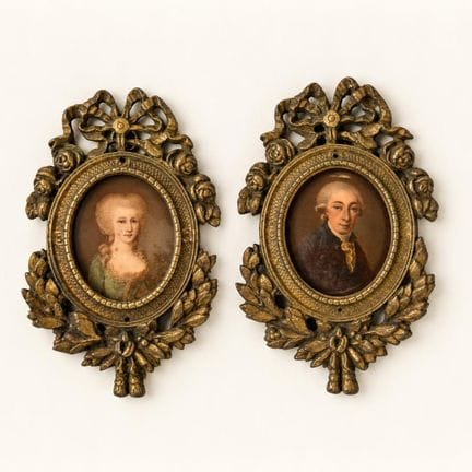 Coppia di piccoli portafoto in bronzo con decorazi