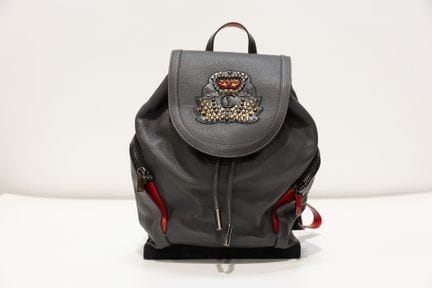 LOUBOUTIN
Sac à dos en veau souple gris, doublure 