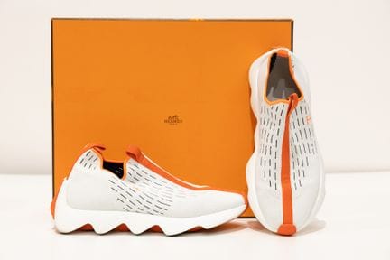 HERMES
1 paire de sneakers en nylon blanc, noir et