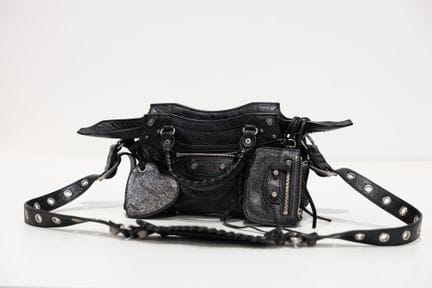 BALENCIAGA
Sac Néo cagole en cuir vieilli noir, do