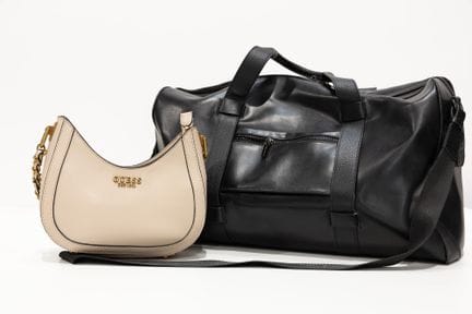 GUESS
Sac à main en cuir beige, doublure en tissu 