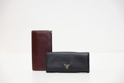 CARTIER
Porte-carte en cuir bordeaux, état d'usage