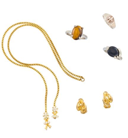 Ensemble de bijoux comprenant : 
- chevalière fleu