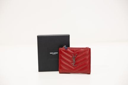 SAINT LAURENT
1 Portefeuille en cuir grainé rouge,