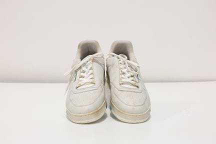 LOUIS VUITTON
1 paire de baskets en cuir gris clai