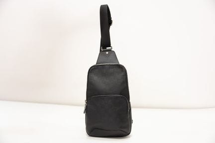 LOUIS VUITTON
Sac d'épaule en veau embossé marron,