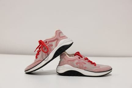 CHANEL
1 paire de baskets en nylon rose et blanc, 