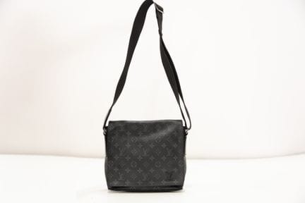LOUIS VUITTON
Sacoche de forme Messenger en toile 
