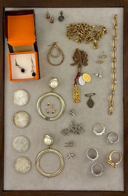 Lot de bijoux fantaisie comprenant :
- 5 bagues
- 