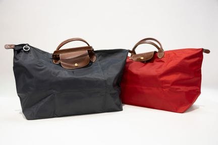 LONGCHAMP
Lot de deux sacs pliables en nylon rouge