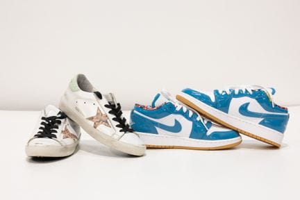AIR JORDAN
1 paire de baskets bleues et blanches, 