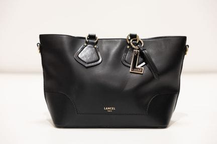 LANCEL
Sac à main en cuir souple noir, doublure en