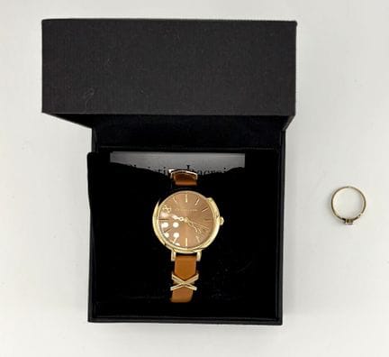 Montre en métal doré de marque CHRISTIAN LACROIX a