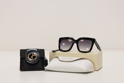 VALENTINO
1 paire de lunettes de soleil noires (ma