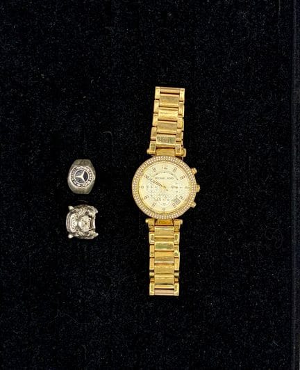 套装包含：
- MICHAEL KORS 品牌镀金金属水钻手表
- 金属老虎头造型戒指
- 金属 M