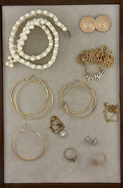 Lot de bijoux fantaisie comprenant :
- 2 paires de