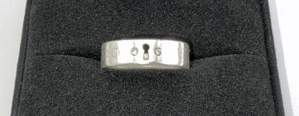 TIFFANY & Co
Bague jonc plat en argent ponctuée de