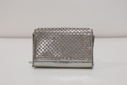LOUBOUTIN
Sac bandoulière en cuir argenté partiell